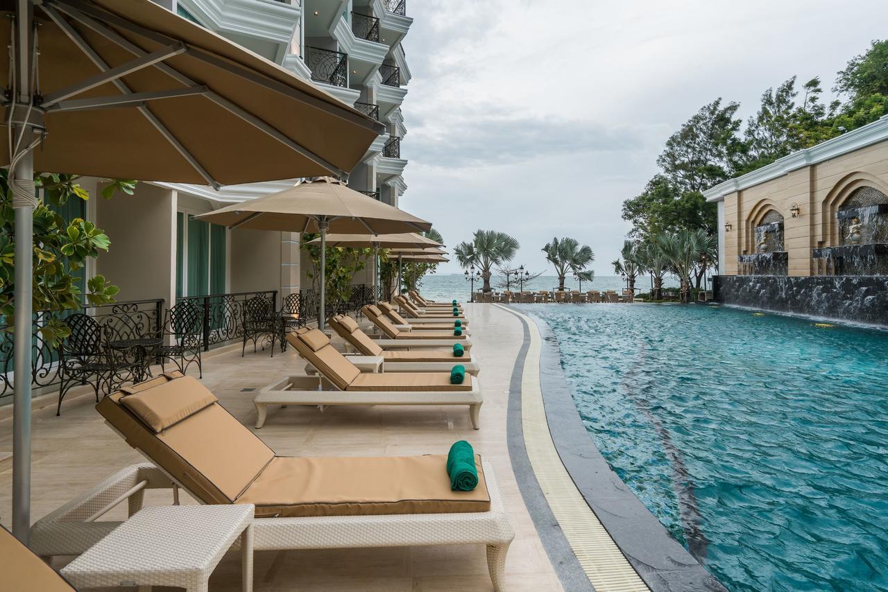 Lk Emerald Beach - Sha Extra Plus Pattaya Exterior foto Pool at The Royal