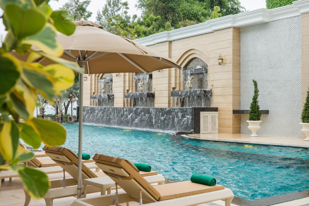 Lk Emerald Beach - Sha Extra Plus Pattaya Exterior foto The swimming pool at The Park, Hyderabad